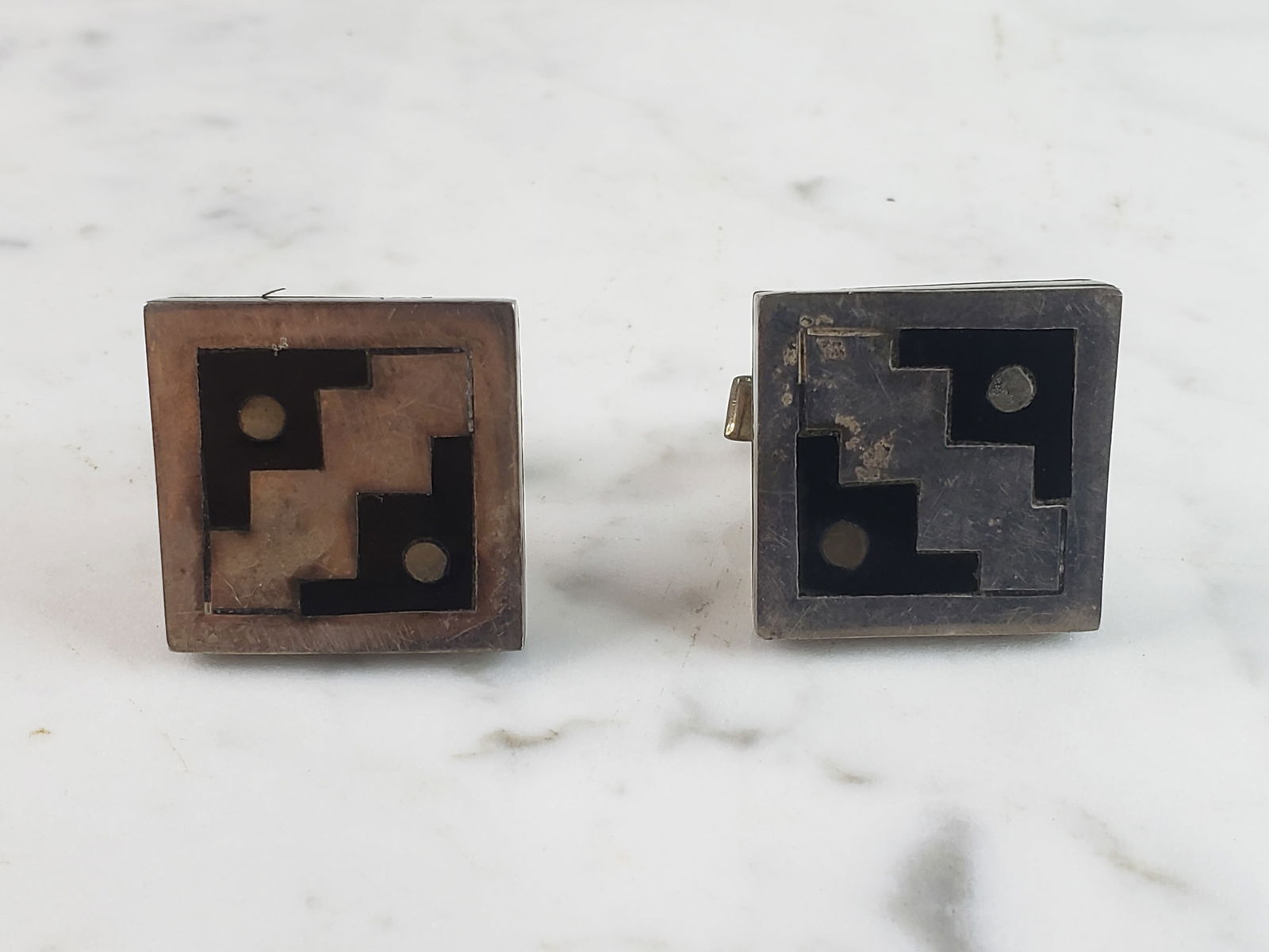Mens Vintage Estate Sterling Silver Modernist Cufflinks: FOR SALE IS THIS MEN'S VINTAGE ESTATE STERLING SILVER MODERNIST CUFFLINKS. THE CUFFLINKS WEIGH 17.1g. THE FACE OF THE CUFFLINKS MEASURES 1" LONG BY 1" WIDE. ON ONE CUFFLINK THE CORNER IS COMING APART