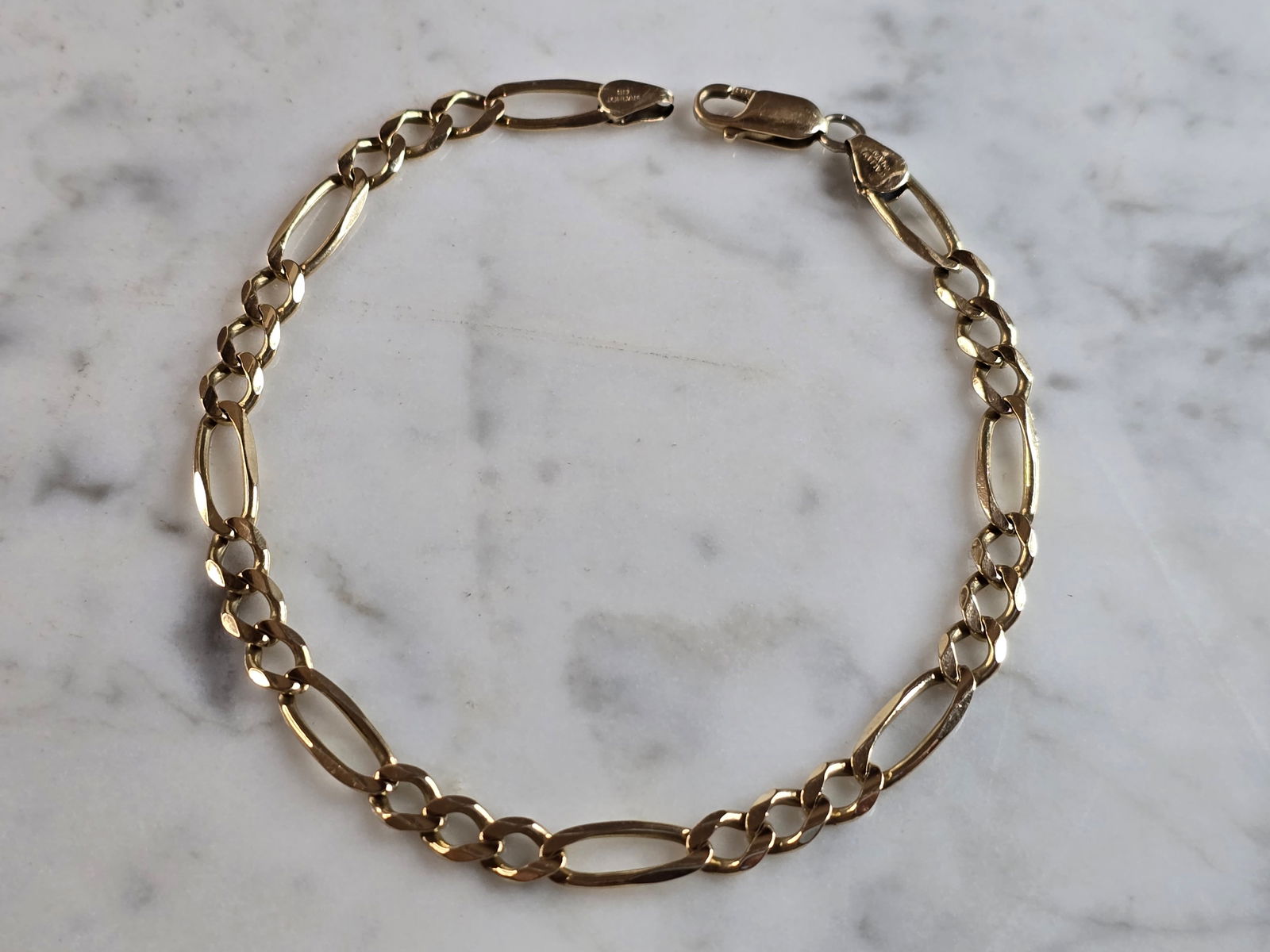 Mens Vintage Estate 14K Yellow Gold Italian Chain Link Bracelet: A MENS VINTAGE ESTATE 14K YELLOW GOLD ROPE BRACELET. THE BRACELET IS 8 1/4" LONG BY 3/16" WIDE, AND WEIGHS 10.3g. BRACELET IS MARKED ON THE CLASP. THIS WOULD MAKE A LOVELY GIFT FOR THAT SOMEONE SPECIA