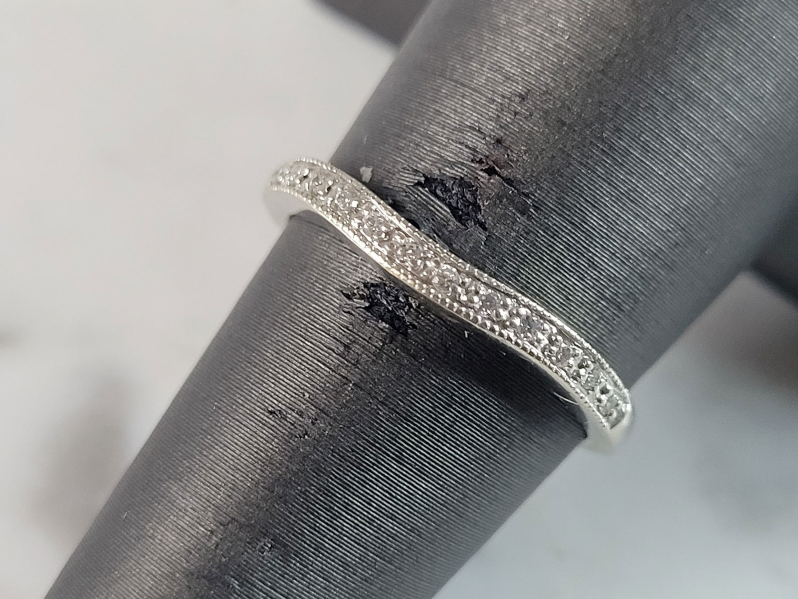 Womens Vintage Estate 14k White Gold Diamond Ring: A WOMENS VINTAGE ESTATE 14K WHITE GOLD DIAMOND RING. THE RING WEIGHS 2.4g WITH THE DIAMONDS. THE SIZE OF THE RING IS A 6.5. THE CARAT WEIGHT OF THE DIAMONDS ARE ABOUT .06cts. ANY QUESTIONS PLEASE ASK