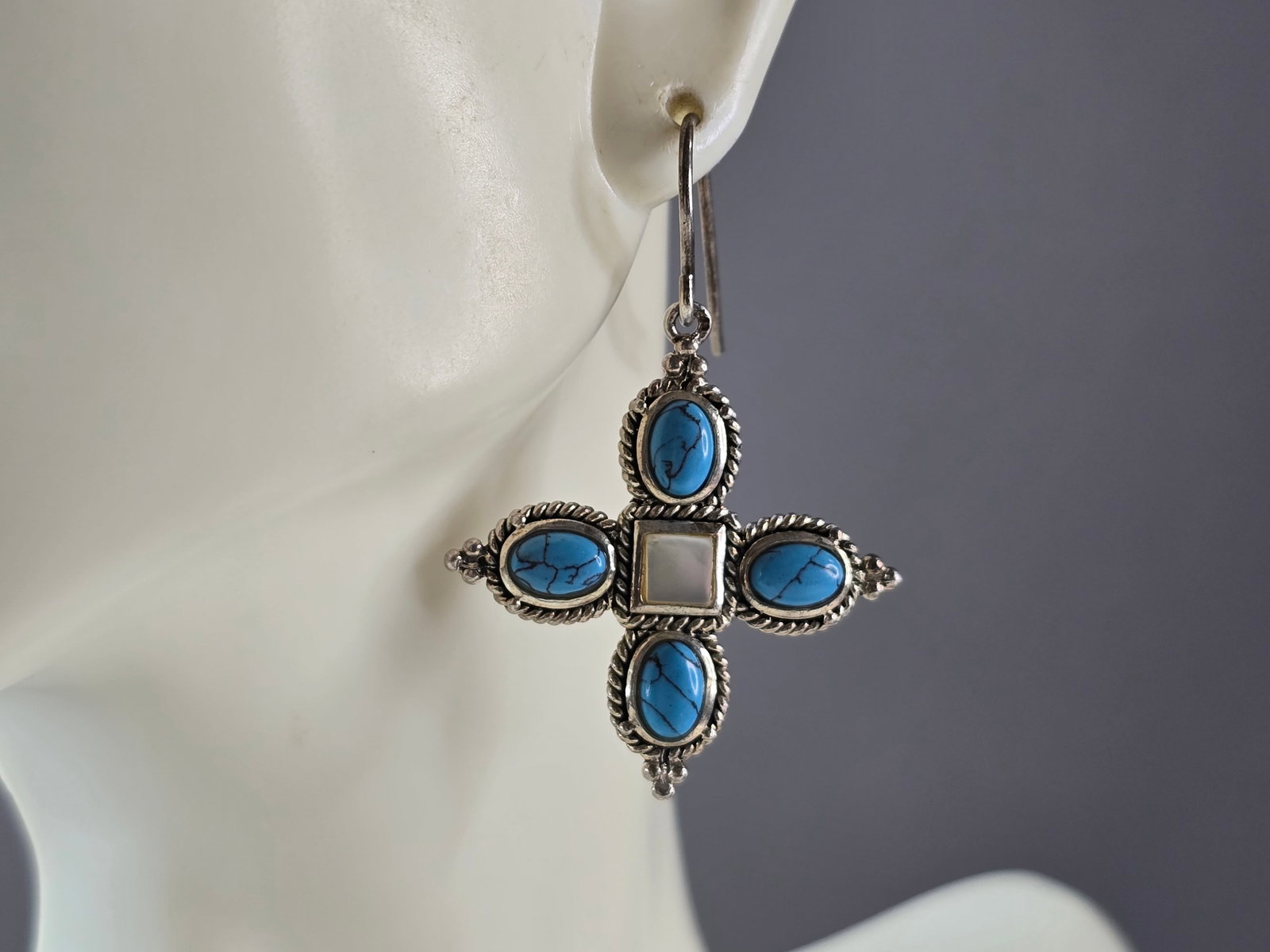 Womens Estate Sterling Silver Southwestern Turquoise Earrings: A WOMENS VINTAGE ESTATE STERLING SILVER SOUTHWESTERN TURQUOISE EARRINGS. EARRINGS WEIGHS 6.7g AND MEASURE 1 1/2" BY 1 1/8". THIS WOULD MAKE A NICE GIFT FOR THAT SOMEONE SPECIAL. ANY QUESTIONS PLEASE D