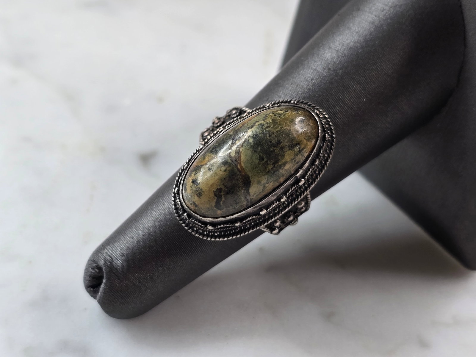 Womens Vintage Estate Sterling Silver Green Jasper Ring: A WOMENS VINTAGE ESTATE STERLING SILVER GREEN JASPER RING. THE RING WEIGHS6.8g AND MEASURES 1" LONG. RING IS A SIZE 6.75. ANY QUESTIONS PLEASE DO NOT HESITATE TO ASK. BE SURE TO CHECK OUT SOME OF OUR