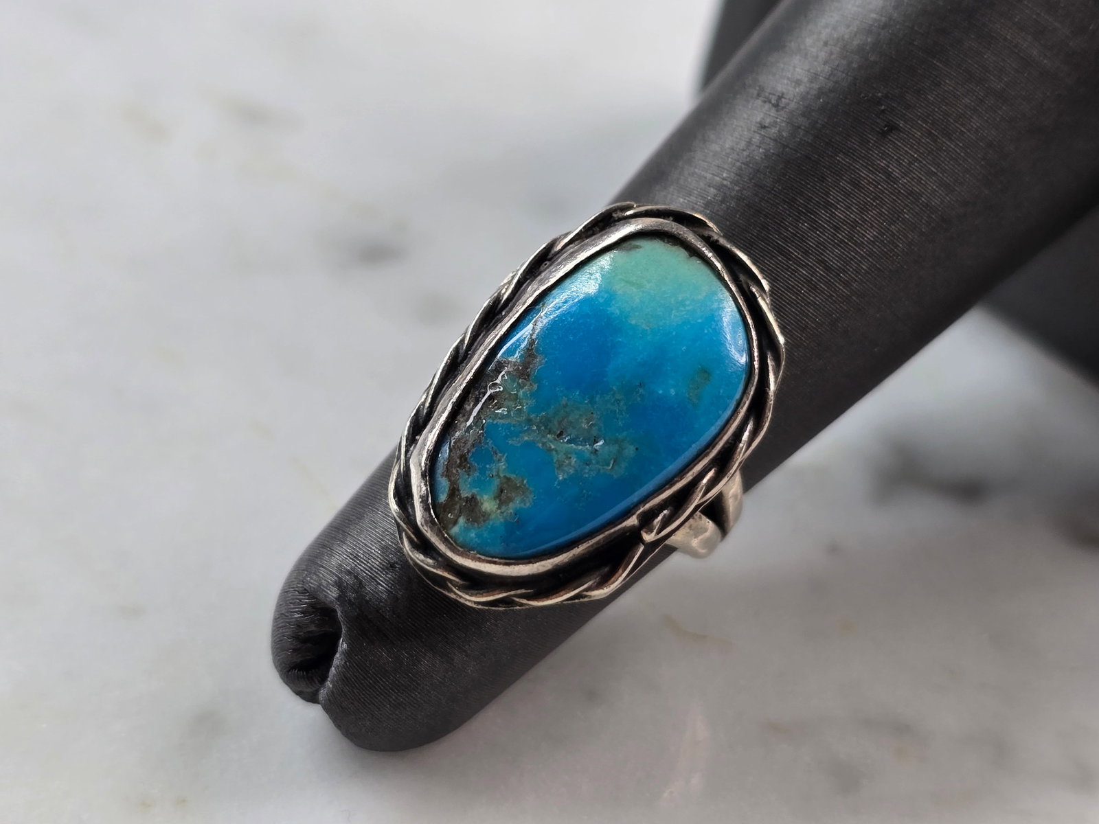 Womens Vintage Estate Sterling Silver Southwestern Turquoise Ring: A WOMENS VINTAGE STERLING SILVER TURQUOISE RING. THE TOTAL WEIGHT IS 4.1g, AND IS A SIZE 4.0. RING IS NOT MARKED BUT IT HAS BEEN TESTED AND IS GUARANTEED TO BE AS DESCRIBED. THE LENGTH OF THE RING IS
