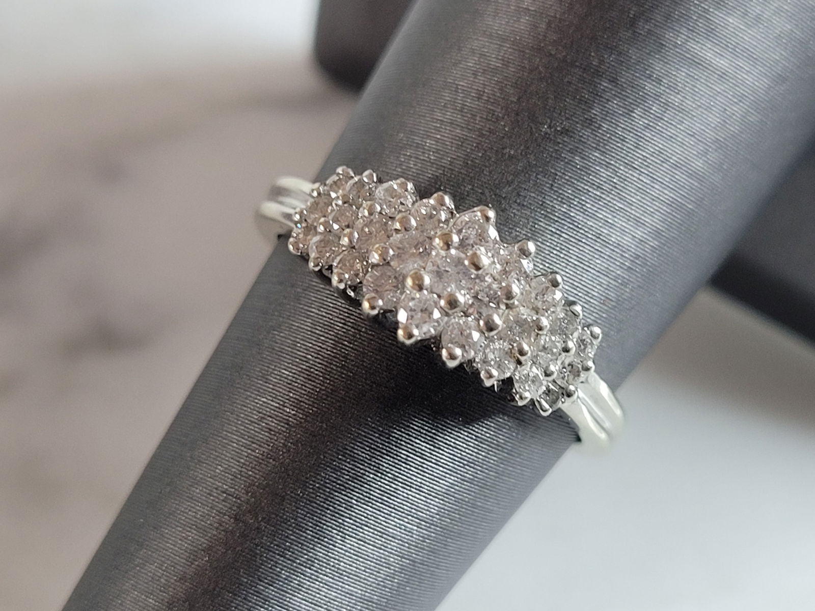 Womens Vintage Estate 14k White Gold Diamond Cluster Ring: A WOMENS VINTAGE ESTATE 14K WHITE GOLD DIAMOND CLUSTER RING. THE RING WEIGHS 2.8g. THE SIZE OF THE RING IS A 7.0. THERE ARE ABOUT .45cts OF DIAMONDS, AND THE FACE IS ABOUT 1/4" WIDE. WOULD MAKE A GREA