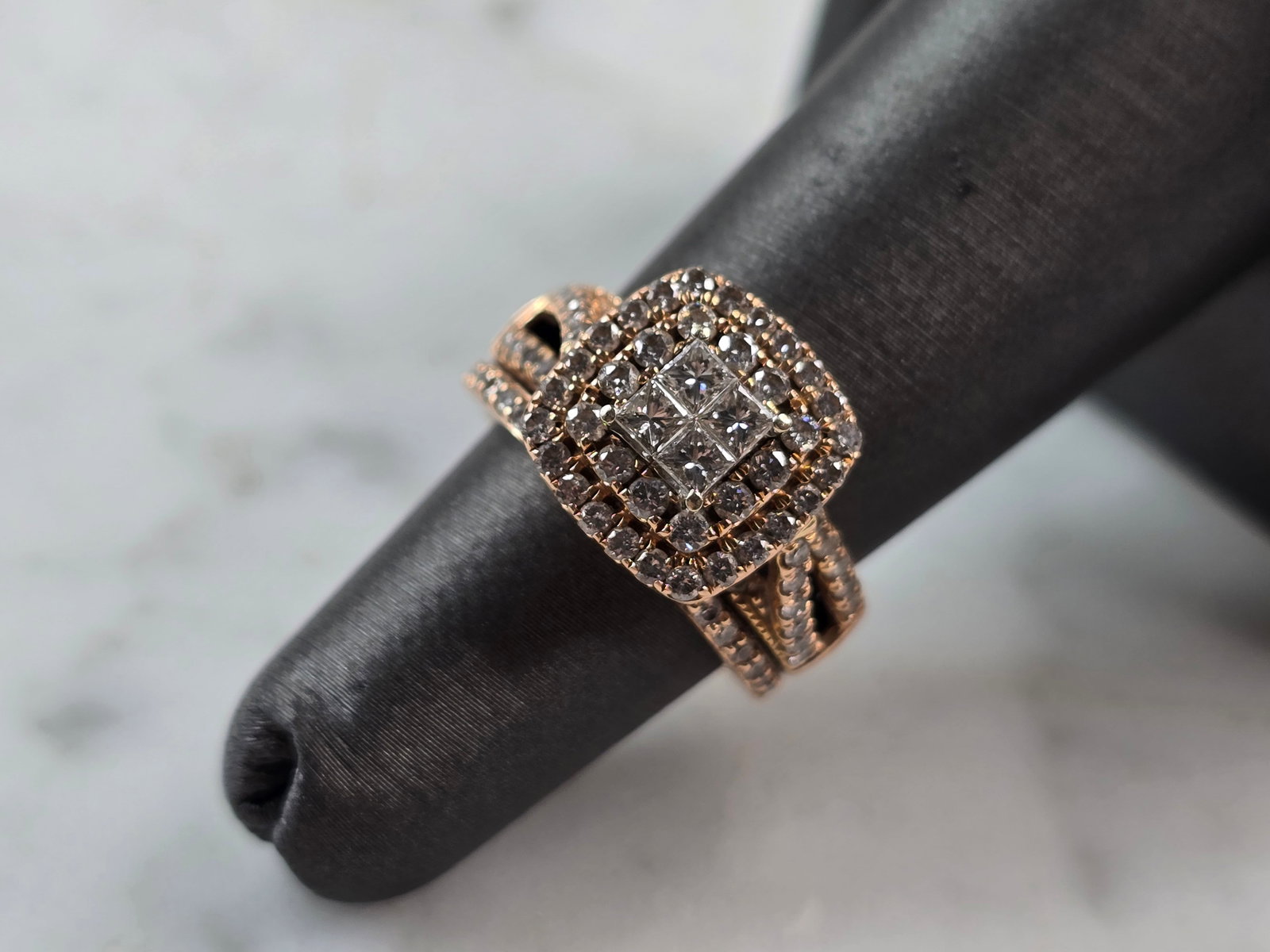 Exquisite Womens Vintage Estate 14K Rose Gold Diamond Ring: A WOMENS VINTAGE ESTATE 14K ROSE GOLD DIAMOND RING. THE RING IS A SIZE 4.5 AND WEIGHS 6.9g. THERE CENTER HAS ABOUT 0.20cts, WITH 92 TINY ACCENT DIAMONDS. THE WIDTH OF THE RING IS ABOUT 1/2". RING MAKE