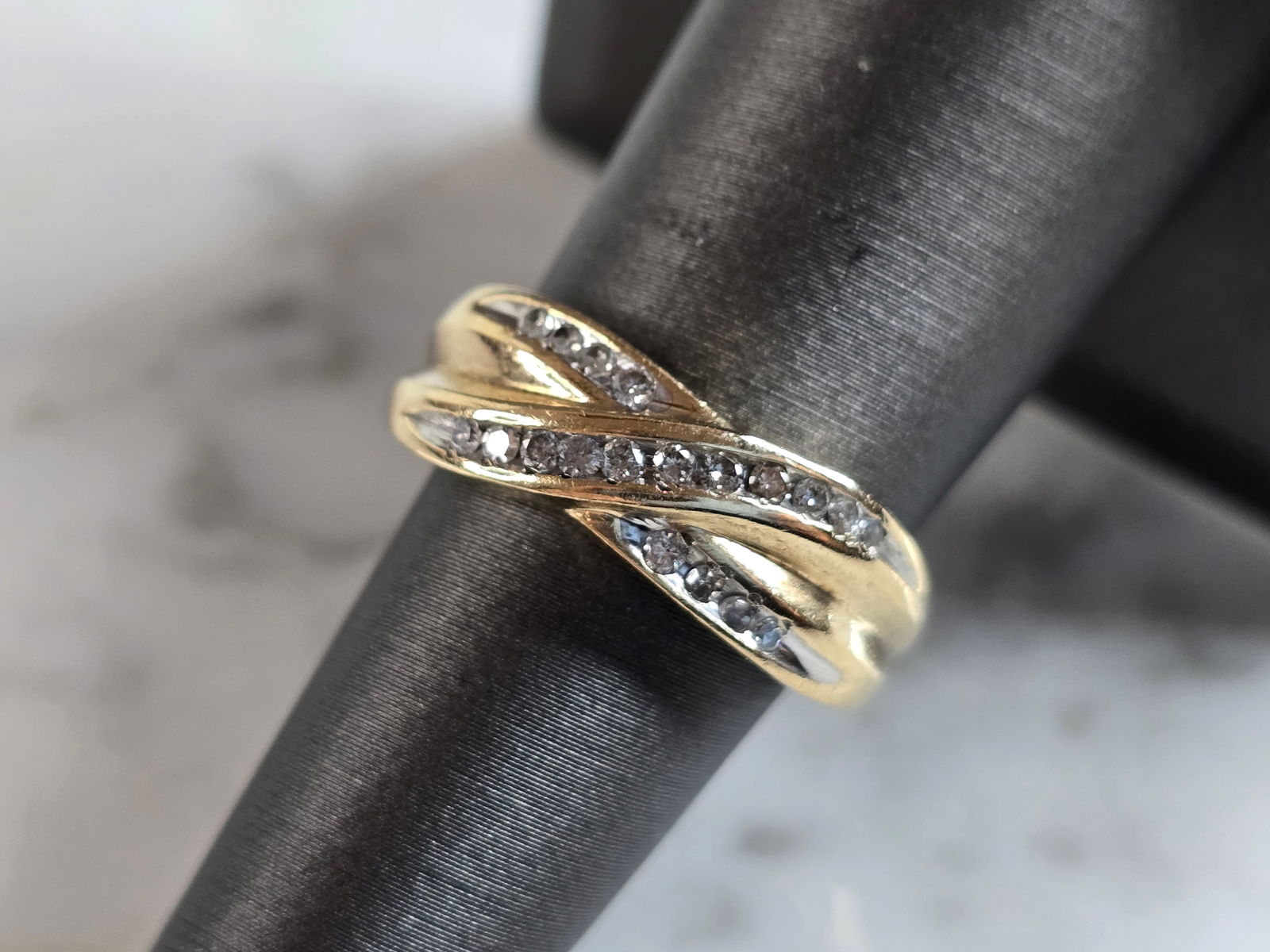Womens Vintage Estate 10K Yellow Gold Modernist Diamond Ring: A WOMENS VINTAGE ESTATE 10K YELLOW GOLD DIAMOND CRISS CROSS RING. RING HAS ABOUT .20cts OF DIAMONDS, AND IS ABOUT 1/4" WIDE. THE TOTAL WEIGHT IS 3.7g, AND IS A SIZE 6.5. ANY QUESTIONS PLEASE DONT HESI