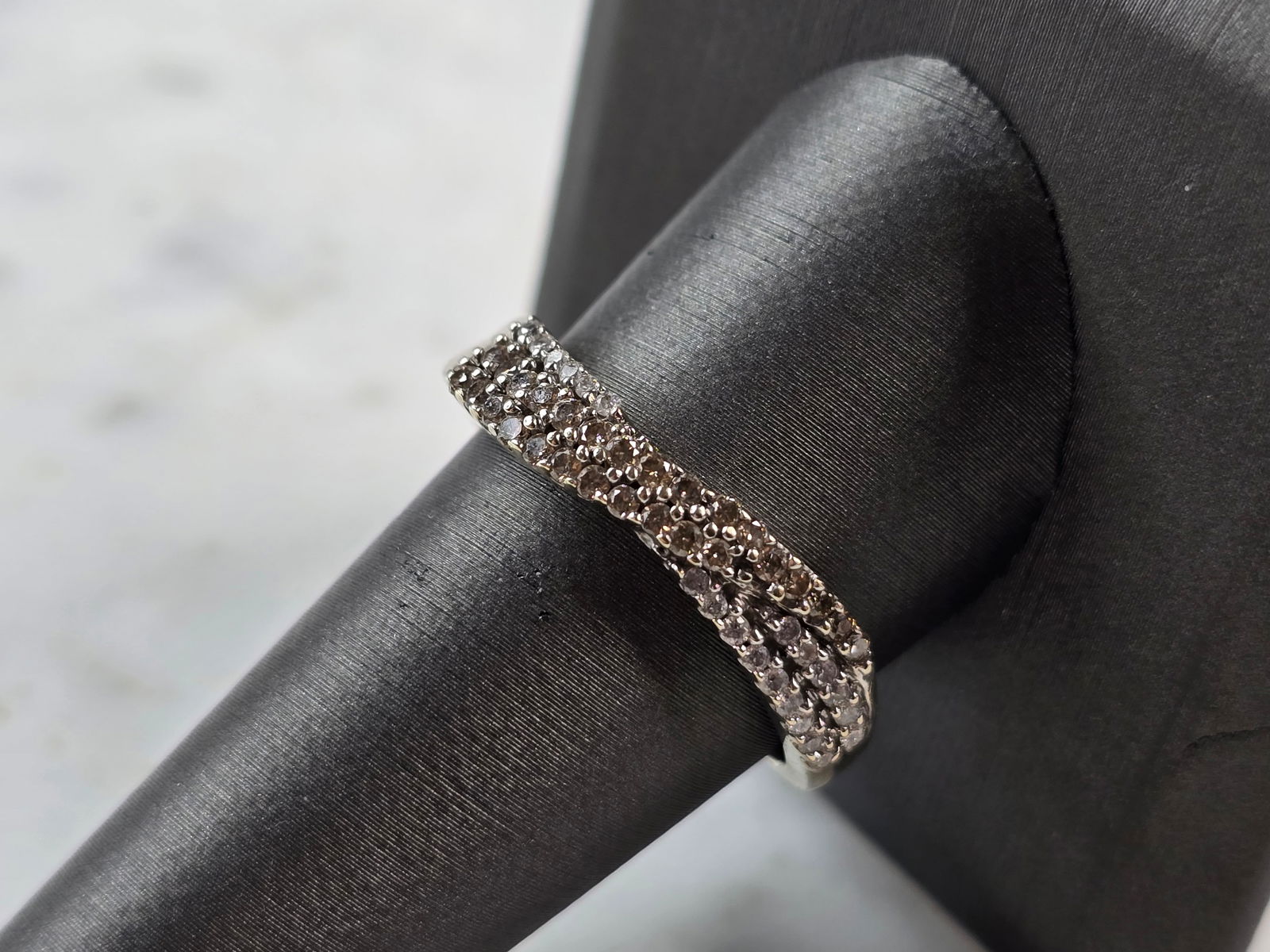 Womens Vintage Estate 14K Yellow Gold Diamond Ring: A WOMENS 14K YELLOW GOLD DIAMOND CLUSTER RING. THE RING WEIGHS 4.5g, AND IS A SIZE 10.25. THERE ARE 48 SMALL DIAMONDS IN THIS RING. THE WIDTH OF THE RING IS 1/4". RING ONLY HAS A MAKERS MARK, NO ASSAY