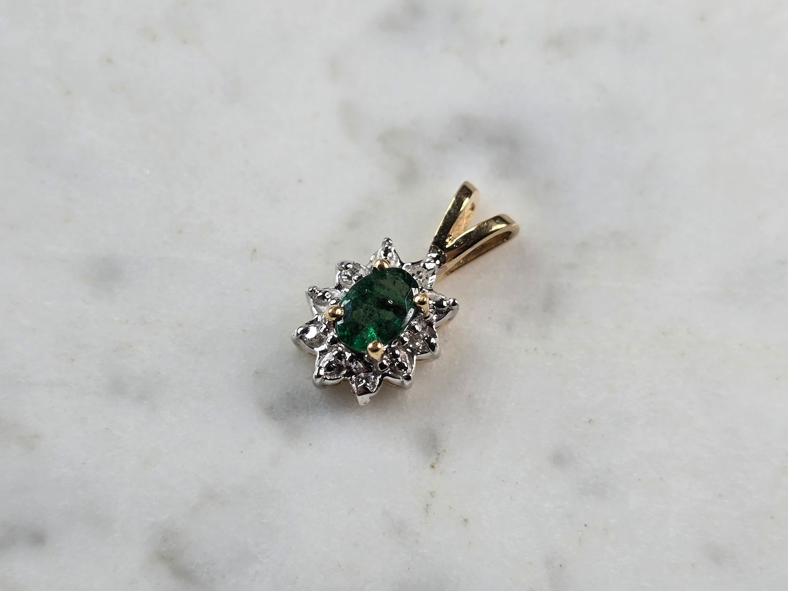 Womens Vintage Estate 10K Yellow Gold Diamond Emerald Pendant: FOR SALE IS THIS ATTRACTIVE WOMENS VINTAGE ESTATE 10K YELLOW GOLD DIAMOND EMERALD PENDANT. THE PENDANT WEIGHS 1.3g, AND MEASURES 5/8" LONG BY 3/8" WIDE. THE EMERALD IS ABOUT 0.20cts, SURROUNDED BY 5 S