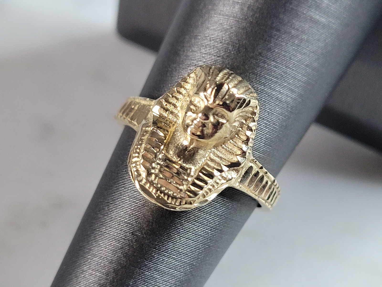 Womens Vintage 14k Gold Egyptian King Tut Pharaoh Ring: A WOMENS VINTAGE ESTATE 14K YELLOW GOLD KING TUT RING. THE RING WEIGHS 3.6g AND IS A SIZE 6.75. RING MEASURES ABOUT 9/16" WIDE AND IS MARKED ON THE INSIDE OF THE RING. ANY QUESTIONS PLEASE DO NOT HESI