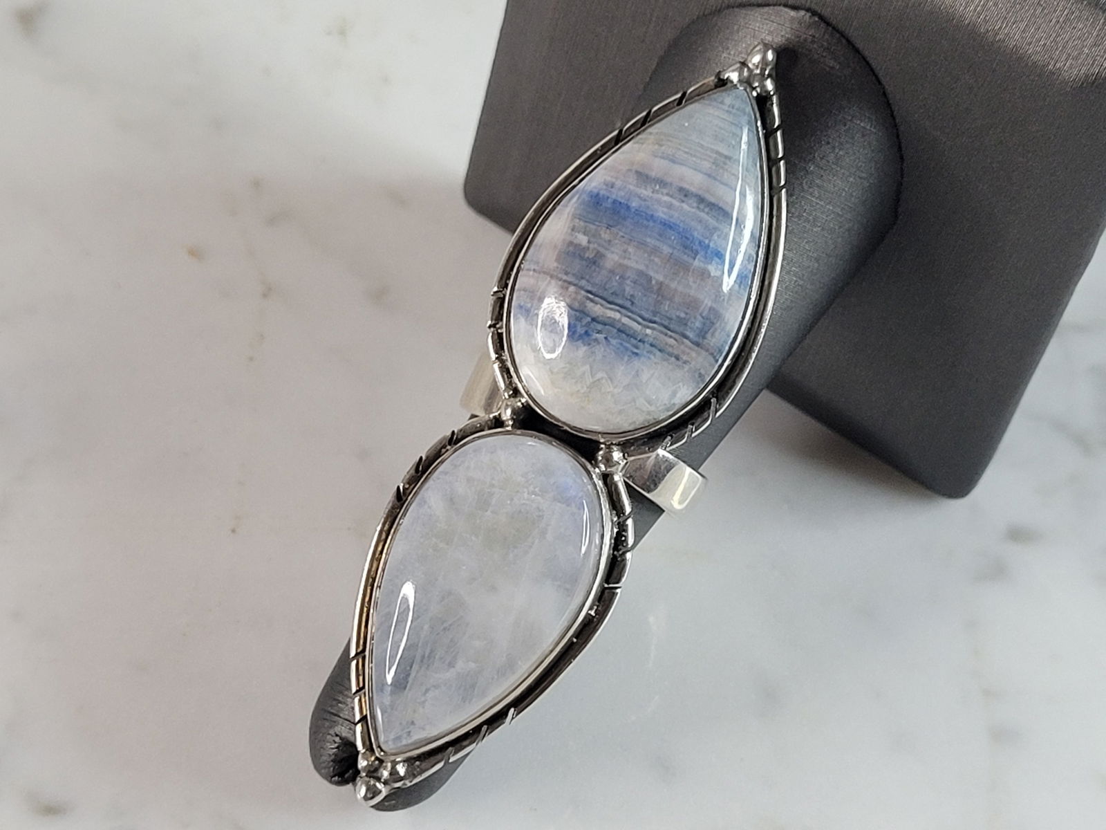 Womens Vintage Estate Sterling Silver South Western Ring: A WOMENS VINTAGE ESTATE STERLING SILVER SOUTH WESTERN RING THAT WEIGHS 18.2g. THE RING IS A SIZE 7.25. STONES APPEAR TO BE QUARTZ AND SOMETHING ELSE, BUT NOT 100% SURE. THE LENGTH OF THE RING IS 2 1/2