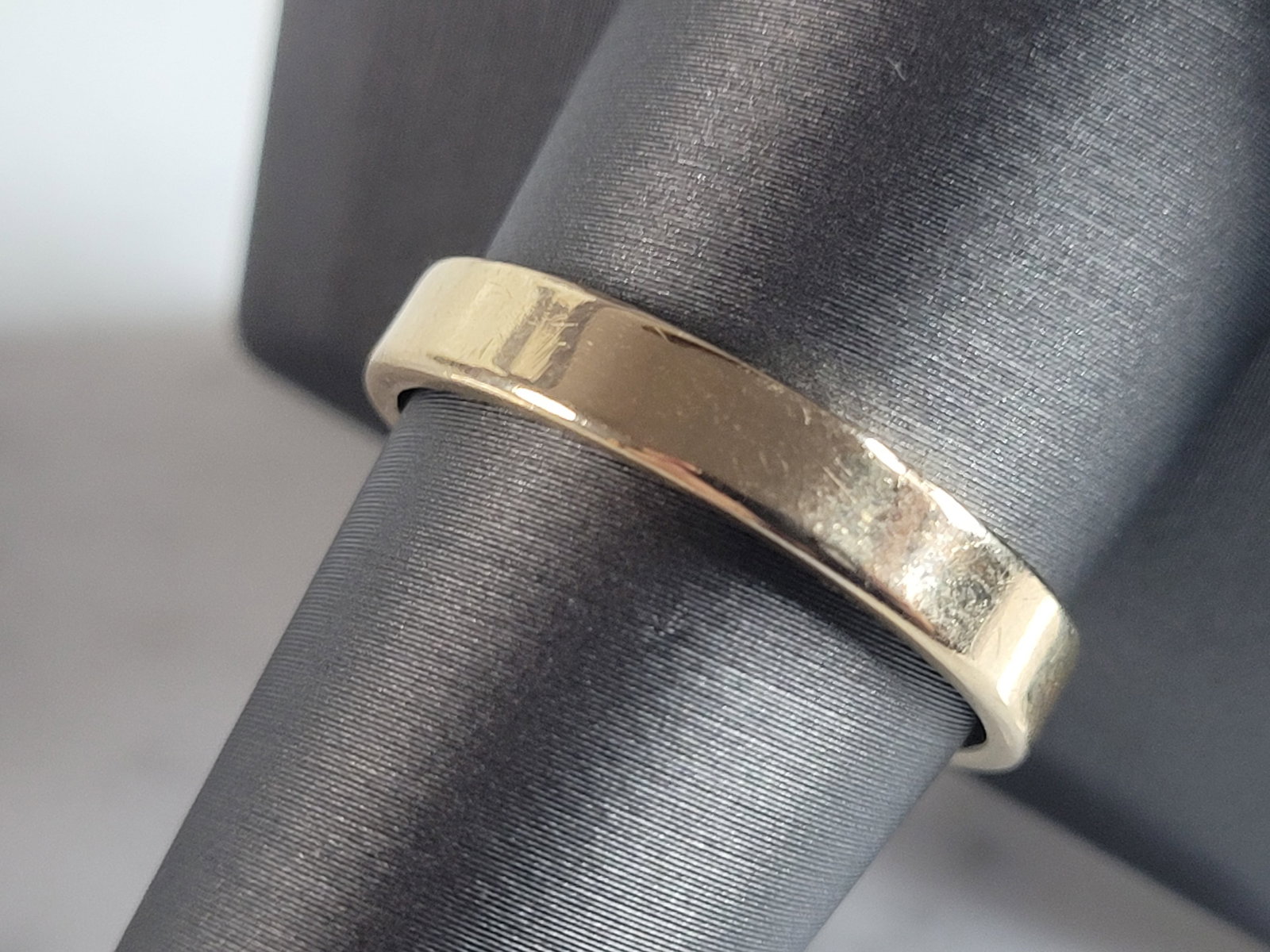 Mens Vintage Estate 14k Yellow Gold Wedding Band Ring: A MENS VINTAGE ESTATE 14K GOLD WEDDING BAND. THE SIZE OF THE RING IS A 10.25, AND WEIGHS 4.5g. THE WIDTH OF THE BAND IS 1/8". RING IS STAMPED 14K, BREAKELL. ANY QUESTIONS PLEASE DO NOT HESITATE TO ASK