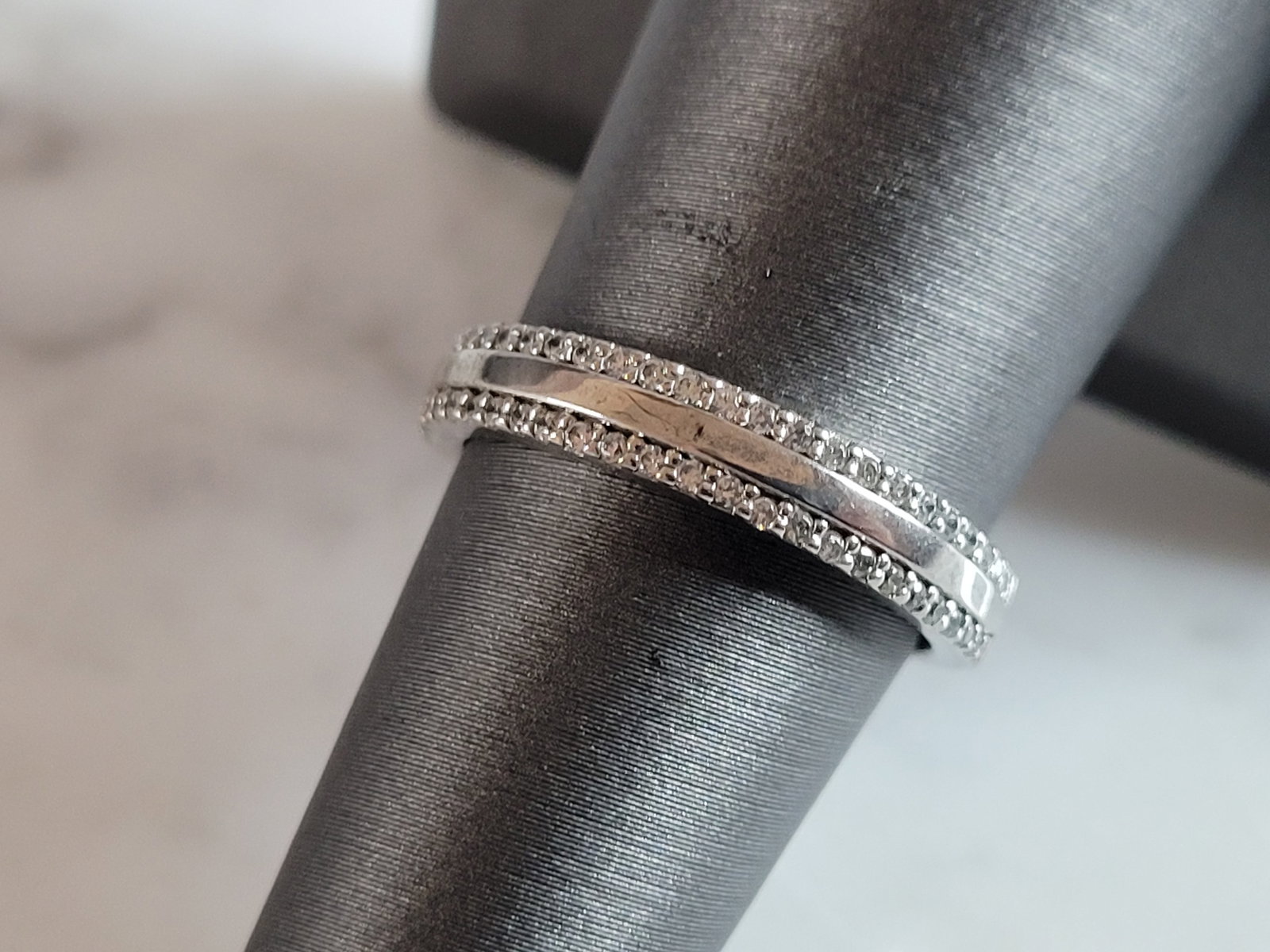 Womens Estate Sterling Silver CZ Ring: A WOMENS ESTATE STERLING SILVER CZ RING THAT WEIGHS 2.3g. THE RING IS A SIZE 6.75, AND MEASURES ABOUT 3/16" WIDE. THIS WOULD MAKE A NICE GIFT FOR THAT SOMEONE SPECIAL. ANY QUESTIONS PLEASE DO NOT HESI