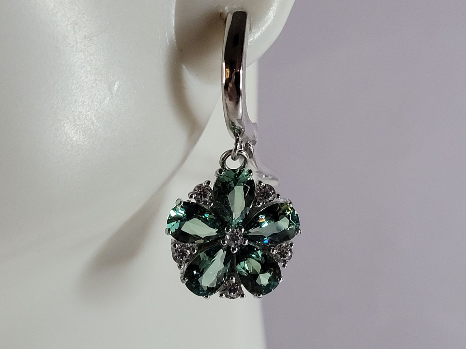 Womens Estate Sterling Silver Modernist Floral CZ Earrings: A PAIR OF WOMENS STERLING SILVER CZ MODERNIST FLORAL EARRINGS THAT WEIGH 4.6g AND MEASURES 1" LONG BY 1/2" WIDE. ANY QUESTIONS, PLEASE DO NOT HESITATE TO ASK. BE SURE TO CHECK OUT SOME OF MY OTHER GRE