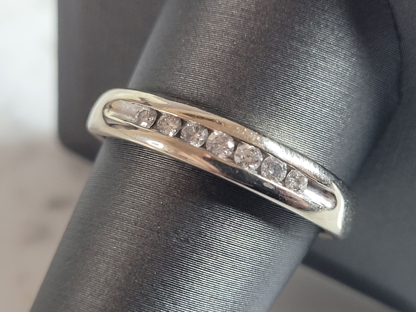 Mens Vintage Estate 10k White Gold Diamond Ring: A MENS OR WOMENS VINTAGE ESTATE 10K WHITE GOLD DIAMOND RING. THE RING WEIGHS 3.9g AND IS A SIZE 11.0. THE CARAT WEIGHT OF THE DIAMONDS ARE ABOUT .21cts. RING IS MARKED ON THE INSIDE OF THE BAND. THE W