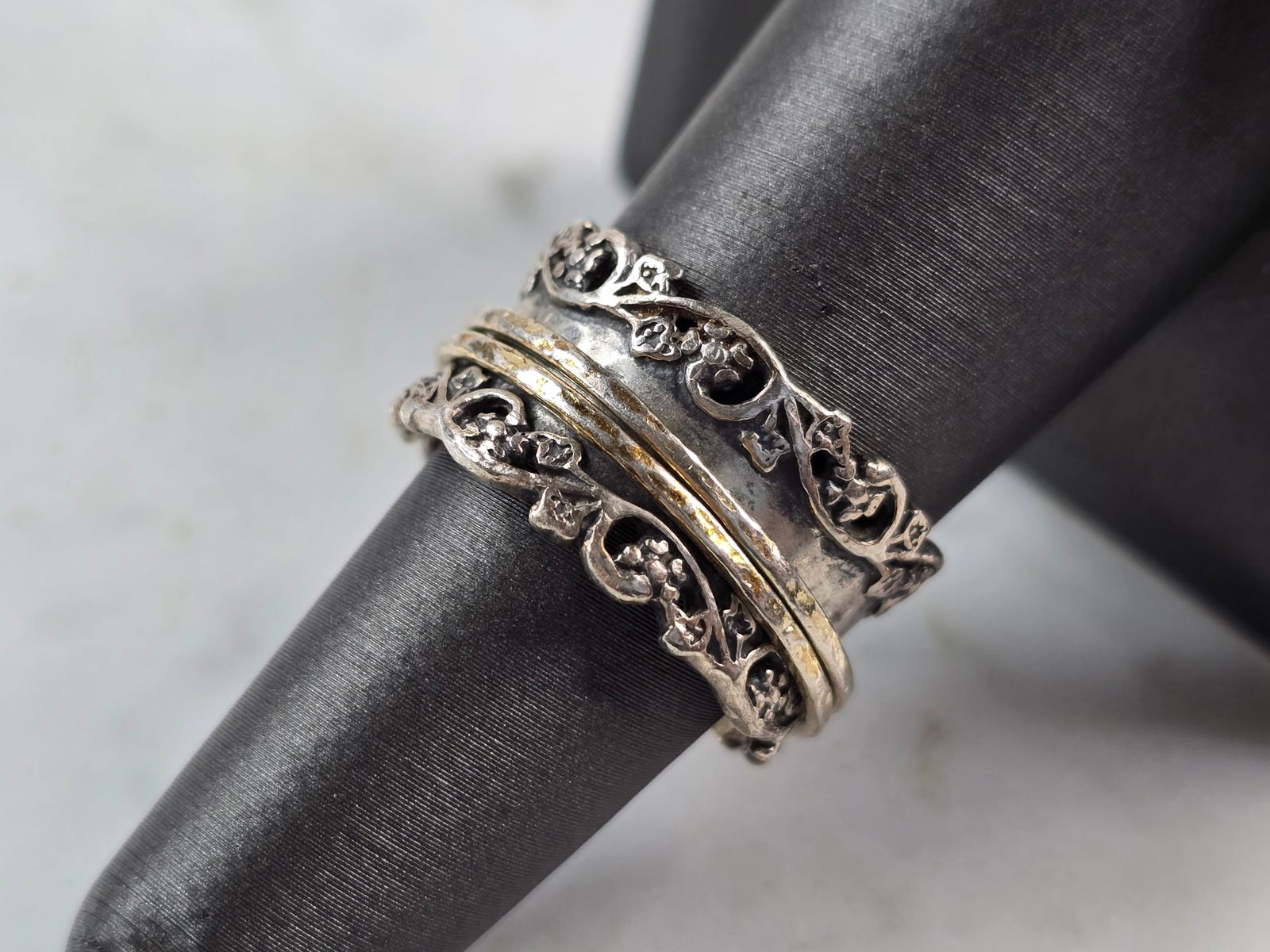 Womens Vintage Estate Sterling Silver Israel Fidget Ring: A WOMENS VINTAGE ESTATE STERLING SILVER FIDGET RING THAT WAS MADE IN ISRAEL. THE RING WEIGHS 7.8g, AND IS A SIZE 7.0. THE WIDTH OF THE RING IS 1/2". ANY QUESTIONS PLEASE DO NOT HESITATE TO ASK. BE SUR