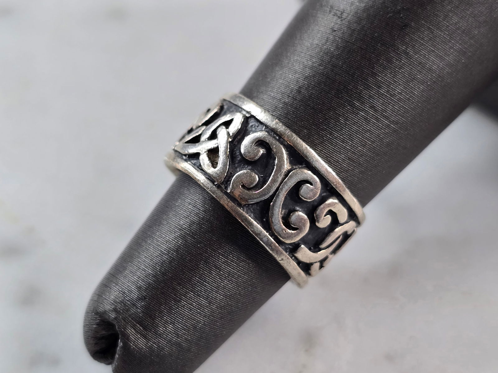 Womens Vintage Estate Sterling Silver Celtic Eternity Knot Ring: A WOMENS VINTAGE ESTATE STERLING SILVER CELTIC ETERNITY KNOT RING. RING WEIGHS 4.5g, AND IS A SIZE 4.5. THE WIDTH OF THE RING IS 1/4". THIS WOULD MAKE A NICE GIFT FOR THAT SOMEONE SPECIAL. ANY QUESTIO