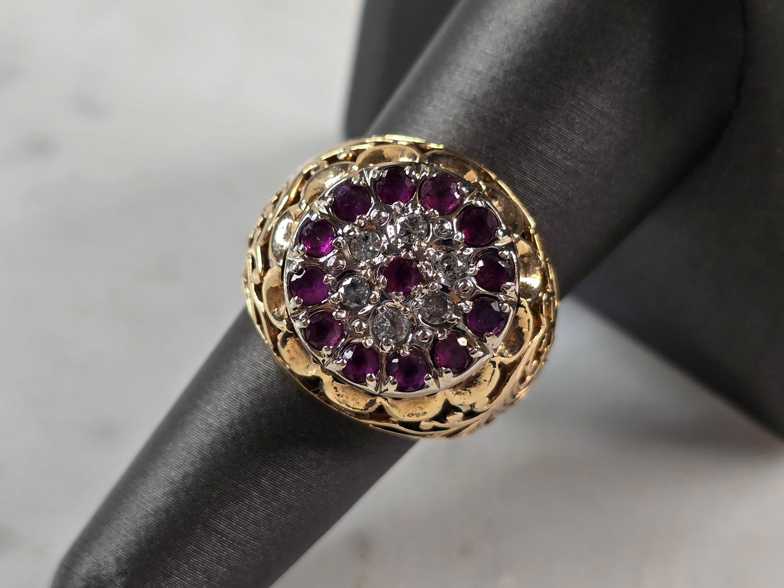 Womens Vintage Estate 10k Yellow Gold Diamond Amethyst Ring: A WOMEN'S VINTAGE ESTATE 10K GOLD DIAMOND & AMETHYST RING. THE RING WEIGHS 8.2g. THE SIZE OF THE RING IS A 7.75. THERE ARE 6 TINY DIAMONDS, ALONG WITH 14 SMALL AMETHYST STONES. MAKES A LOVELY GIFT FOR