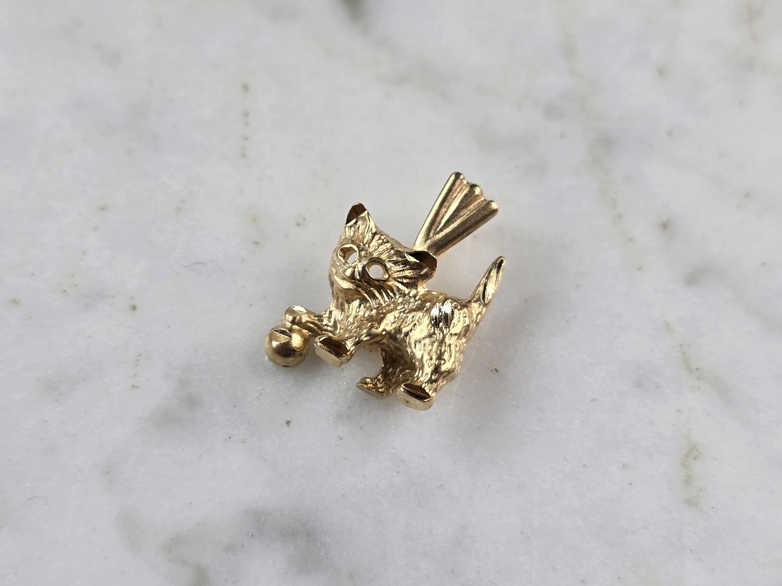 Womens Vintage Estate 14k Gold Kitten Cat Michael Anthony Pendant: A WOMENS VINTAGE ESTATE 14K YELLOW GOLD KITTEN PENDANT , MADE BY MICHAEL ANTHONY. THE PENDANT WEIGHS 1.7g, AND MEASURES 5/8" LONG BY 1/2" WIDE. PENDANT IS MARKED ON THE BACK. MAKES A GREAT GIFT FOR TH