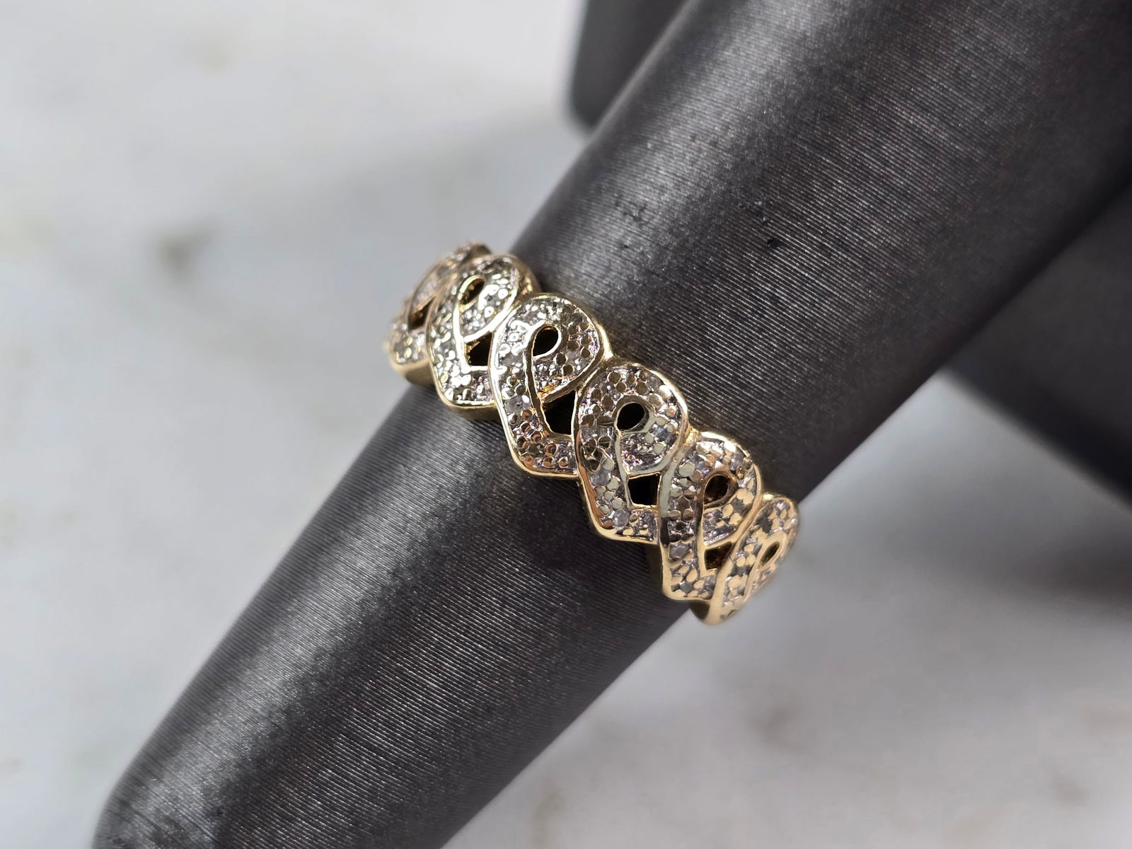 Women's Vintage Estate 14K Yellow Gold Diamond Ring: A WOMENS VINTAGE STATE 14K YELLOW GOLD DIAMOND RING. THE RING WEIGHS 3.4g. THE SIZE OF THE RING IS A 6.25. THE WIDTH OF THE RING IS 1/4". THERE ARE 28 TINY DIAMONDS IN THIS RING. THIS MAKES A LOVELY G
