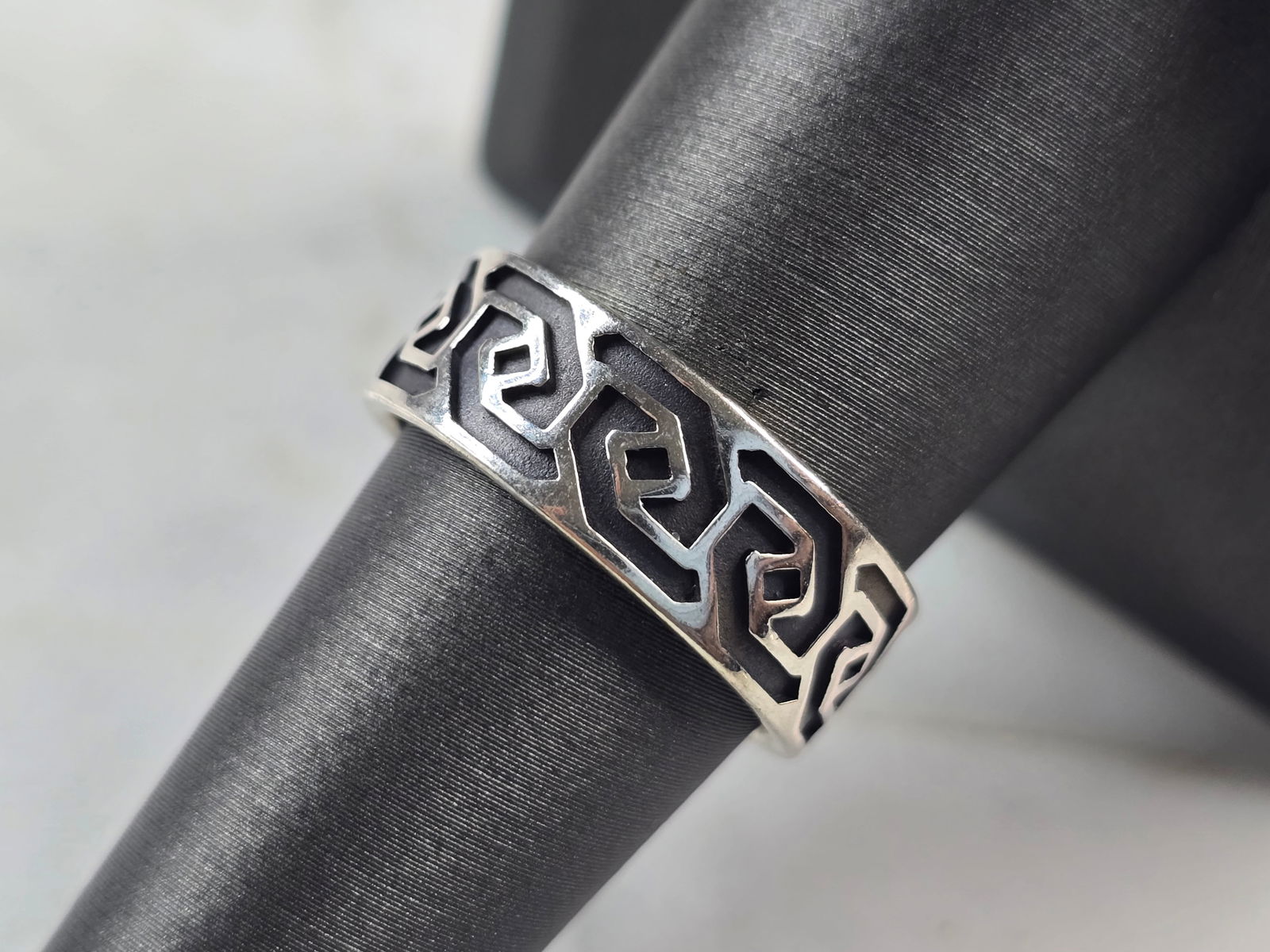 Mens Vintage Estate Sterling Silver Waldeck Johnson Ring: A MENS VINTAGE ESTATE STERLING SILVER GEOMETRIC SHAPE RING, MADE BY WALDECK JOHNSON. RING WEIGHS 4.7g AND IS A SIZE 7.75. THE WIDTH OF THE RING IS 1/4". THIS WOULD MAKE A NICE GIFT FOR THAT SOMEONE SP