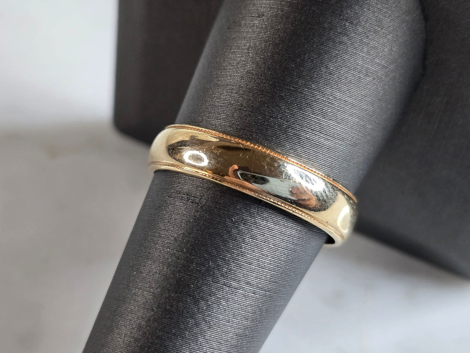 Mens Vintage Estate 14K Yellow Gold Wedding Band Ring: A MENS VINTAGE ESTATE 14K YELLOW GOLD WEDDING BAND RING. THE RING WEIGHS 4.2g AND IS A SIZE 9.75. THE WIDTH OF THE RING IS 3/16". RING DOES HAVE SOME PERSONALIZATION ON THE INSIDE. CAN BE REMOVED BY A