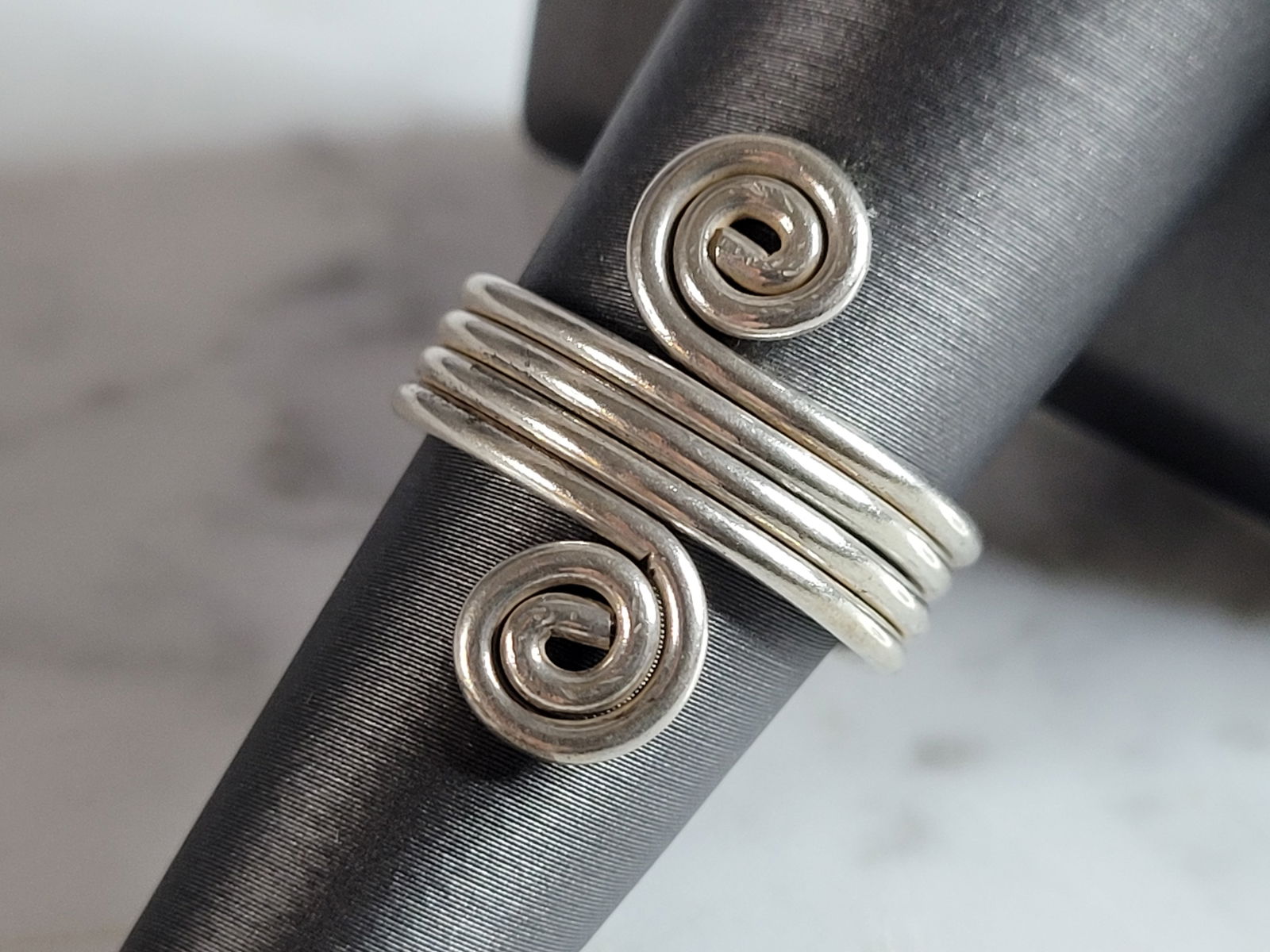 Womens Vintage Estate Sterling Silver Modernist Ring: A WOMENS VINTAGE ESTATE STERLING SILVER MODERNIST RING. THE RING SIZE IS A 7.0, AND WEIGHS 5.7g. THE WIDTH OF THE RING IS 7/8". THIS WOULD MAKE A NICE GIFT FOR THAT SOMEONE SPECIAL. ANY QUESTIONS PLEA
