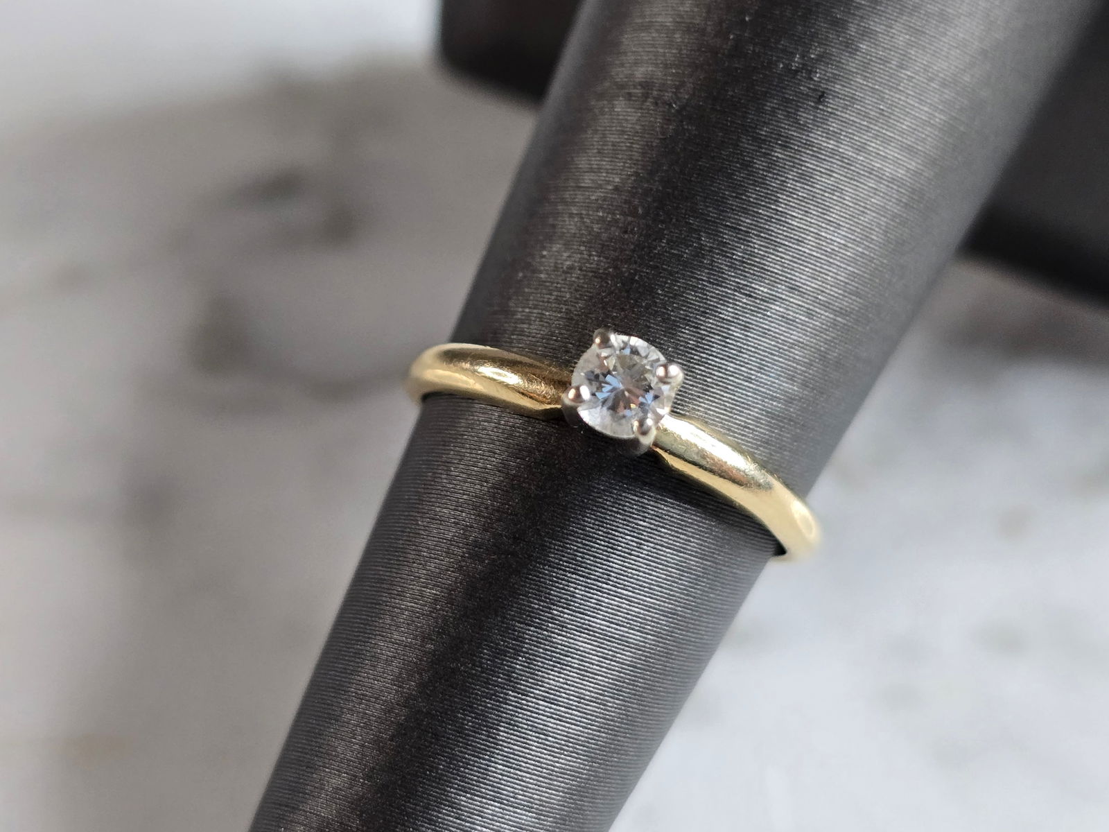 Womens Vintage Estate 14k Gold Stylecrest Diamond Engagement Ring: A WOMENS VINTAGE ESTATE 14K YELLOW GOLD DIAMOND ENGAGEMENT RING MADE BY STYLECREST. THE RING WEIGHS 1.6g, AND IS A SIZE 5.0. THE WIDTH IS 1/8". THE DIAMOND IS ABOUT 0.18cts. RING IS STAMPED 14K. ANY Q