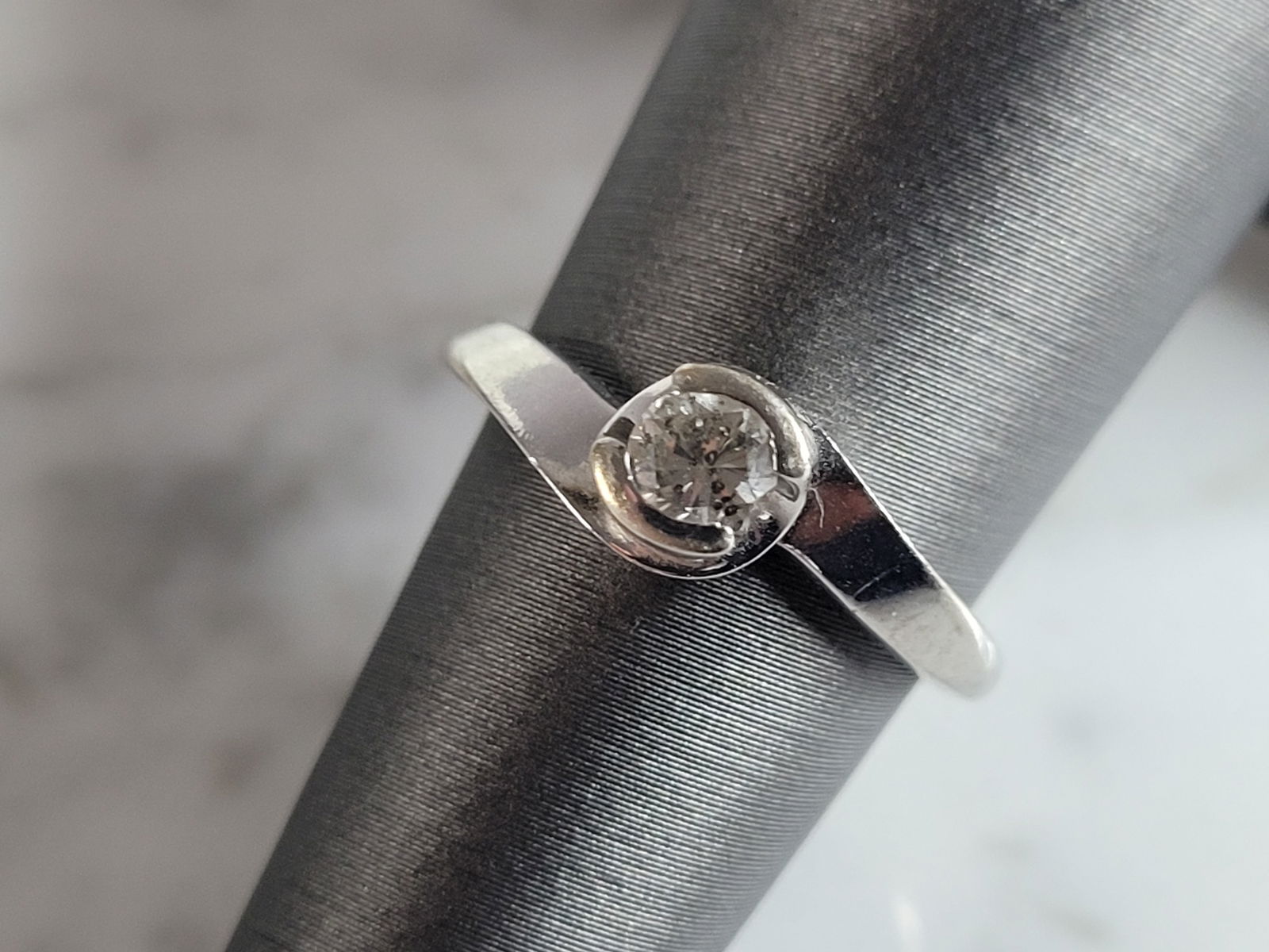 Womens Vintage Estate 14k White Gold Diamond Ring: A WOMENS VINTAGE ESTATE 14K WHITE GOLD DIAMOND RING. THE SIZE OF THE RING IS A 5.0, AND WEIGHS 2.9g. THE DIAMOND IS ABOUT .15cts. THE WIDTH OF THE RING IS ABOUT 1/4". BE SURE TO CHECK OUT SOME OF OUR