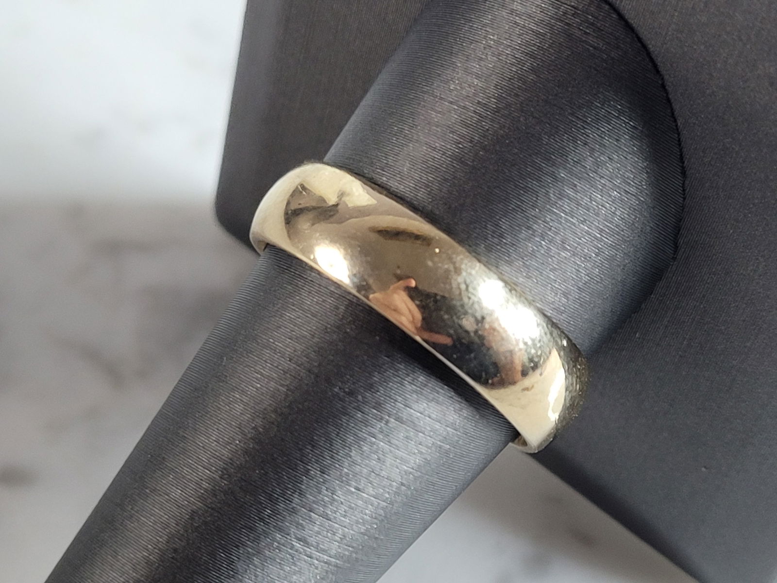 Mens Vintage Estate 10K Yellow Gold Tessler Weiss Band Wedding Ring: A MENS VINTAGE ESTATE 10K YELLOW GOLD WEDDING BAND RING THAT WAS MADE BY TESSLER & WEISS. RING WEIGHS 6.8g, AND IS A SIZE 10.75, AND THE WIDTH IS 1/4". RING IS MARKED ON THE INSIDE OF THE BAND. ANY QU