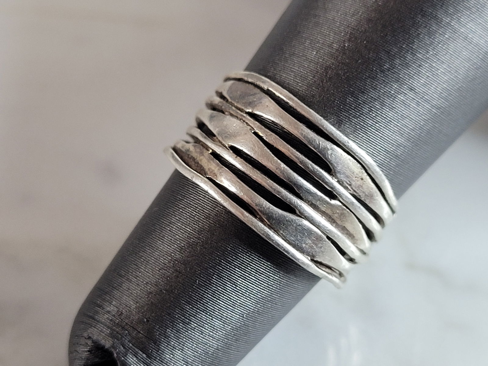 Womens Vintage Estate Sterling Silver Modernist Ring: A WOMENS VINTAGE ESTATE STERLING SILVER MODERNIST RING. THE RING WEIGHS 2.6g, AND IS A SIZE 4.75. THE WIDTH OF THE RING IS 3/8". ANY QUESTIONS PLEASE DO NOT HESITATE TO ASK. BE SURE TO CHECK OUT SOME