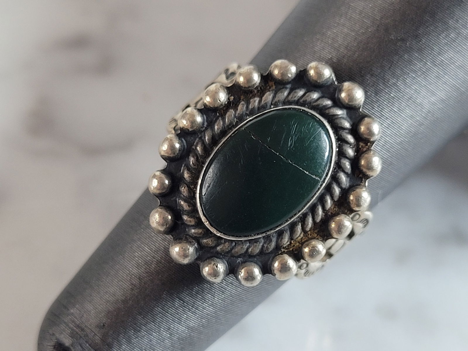 Womens Vintage Sterling Silver Southwestern Ring: A WOMENS VINTAGE ESTATE SOUTHWESTERN STERLING SILVER RING. THE FACE OF THE RING MEASURES 3/4", AND WEIGHS 6.5g. THE SIZE OF THE RING IS A 5.75. AS YOU CAN SEE THE FACE HAS A HAIRLINE IN IT. BUYNG AS I