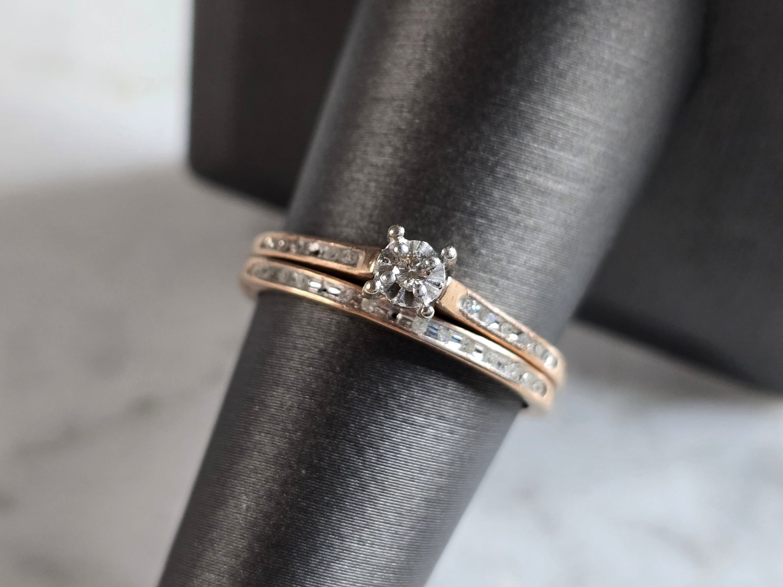 Womens Vintage Estate 10K Rose Gold Diamond Wedding Ring Set: A WOMENS VINTAGE 10K ROSE GOLD DIAMOND ENGAGEMENT WEDDING RING SET. THERE ARE ABOUT 32 TINY DIAMONDS IN THIS SET. THE TOTAL WEIGHT IS 2.6g, AND IS A SIZE 8.0. THE WIDTH OF THE TWO TOGETHER ARE 3/16".