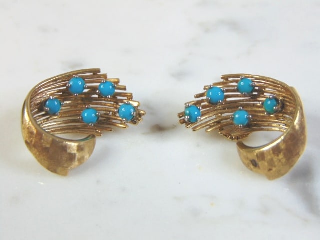 Womens Vintage Estate 14k Gold Turquoise Earrings: A PAIR OF WOMENS 14K YELLOW GOLD TURQUOISE EARRINGS. NOT SURE IF STONES ARE REAL OR MAN MADE. EARRINGS WEIGH 9.1g AND MEASURES 1" LONG BY 1" WIDE. ANY OTHER QUESTIONS, PLEASE DO NOT HESITATE TO ASK. B