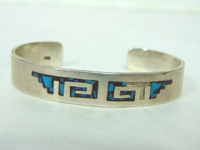 Vintage Sterling Silver Southwestern Design Bracelet: FOR SALE IS THIS BEAUTIFUL VINTAGE ESTATE .925 STERLING SILVER BRACELET WITH TURQUOISE INLAY. THE BRACELET WEIGHS 27.5g AND MEASURES 1/2" WIDE. THE INSIDE OPENING MEASURE 2 1/2" BY 1 7/8". THE CONDITI