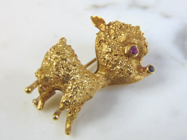 Womens Vintage Estate 18K Gold Deer Brooch: FOR SALE IS THIS LOVELY VINTAGE ESTATE 18K YELLOW GOLD DEER BROOCH. THE BROOCH MEASURES 1 5/8" LONG BY 1" WIDE, AND WEIGHS 11.8g. WOULD MAKE A GREAT GIFT FOR THAT SPECIAL SOMEONE. ANY QUESTIONS PLEASE