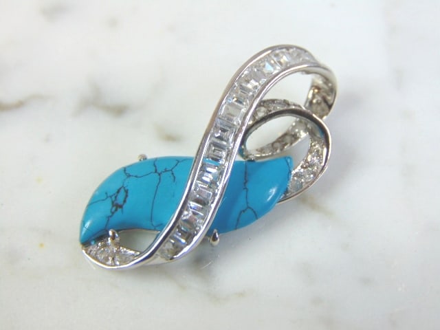 Womens Vintage Estate 18k White Gold Turquoise Pendant: FOR SALE IS THIS LOVELY VINTAGE 18K WHITE GOLD TURQUOISE PENDANT. NOT SURE IF STONES ARE REAL OR MAN MADE. THE TOTAL WEIGHT IS 4.9g. THE PENDANT MEASURES 1 3/8" LONG BY 3/4" WIDE. MAKES A GREAT GIFT F
