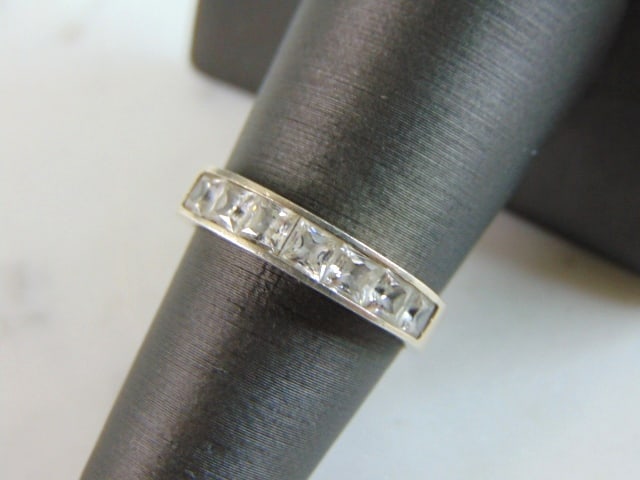 Womens Vintage Estate 14k White Gold CZ Ring: A WOMENS VINTAGE ESTATE 14k WHITE GOLD CZ RING THAT WEIGHS 2.2g. THE RING IS A SIZE 6.75. RING IS 14K WHITE GOLD BUT ARE NOT REAL DIAMONDS THEY ARE CZ. THIS WOULD MAKE A NICE GIFT FOR THAT SOMEONE SPE