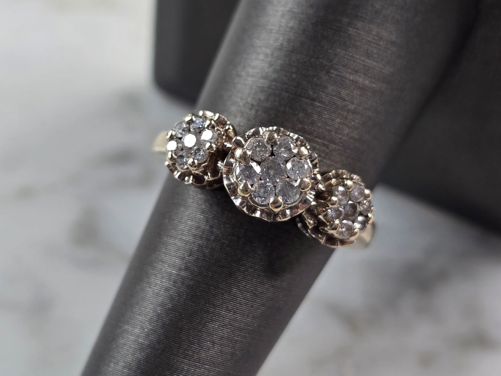 Womens Vintage Estate 10K Yellow Gold Diamond Ring: A WOMENS VINTAGE ESTATE 10K YELLOW GOLD DIAMOND CLUSTER RING. THE TOTAL WEIGHT IS 5.4g, AND IS A SIZE 8.0. THERE ARE ABOUT .20cts OF DIAMONDS IN THIS RING. THE WIDTH OF THE RING IS 3/8". ANY QUESTIONS