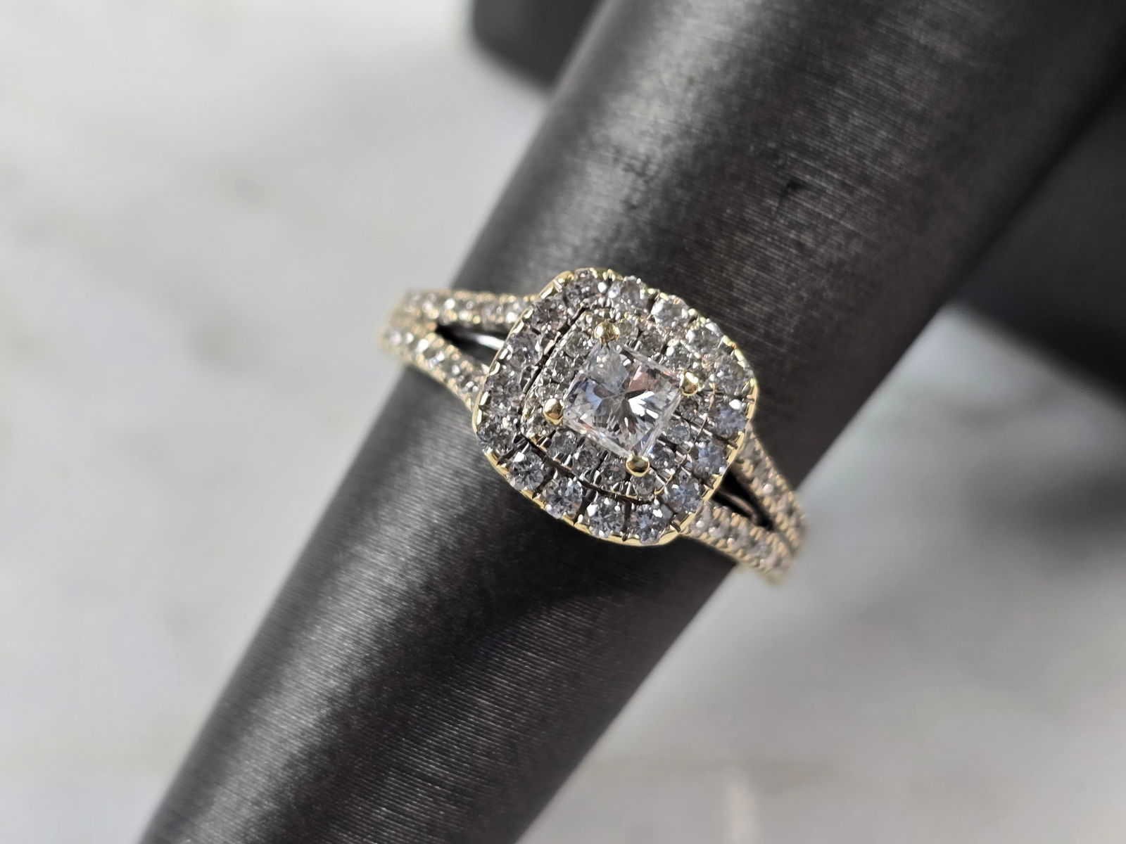 Womens Vintage Estate 14K Yellow Gold Diamond Ring: A WOMENS VINTAGE ESTATE 14K YELLOW GOLD DIAMOND RING. THE TOTAL WEIGHT IS 3.1g, AND IS A SIZE 6.0. THE WIDTH OF THE RING IS 3/8". THE CENTER DIAMOND IS ABOUT 0.20cts, SURROUNDED BY 63 ACCENT DIAMONDS.