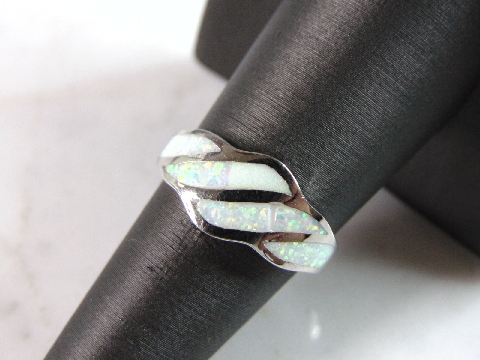 Womens Sterling Silver Modernist Opal Ring: A WOMENS STERLING SILVER MODERNIST OPAL RING. THE RING IS A SIZE 6.0, AND WEIGHS 4.1g. THE RING MAKES A BEAUTIFUL GIFT FOR THAT SOMEONE SPECIAL. ANY OTHER QUESTIONS, PLEASE ASK. BE SURE TO CHECK OUT S