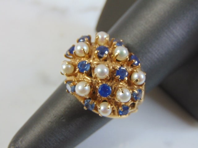 Womens Vintage Estate 14K Gold Sapphire Ring: FOR SALE IS THIS VINTAGE ESTATE 14K GOLD SAPPHIRE RING. RING HAS WHAT APPEARS TO HAVE PEARLS, NOT SURE IF NATURAL OR MAN MADE. THE RING IS A SIZE 7.5 AND WEIGHS 7.6g. THE RING MAKES A BEAUTIFUL GIFT F
