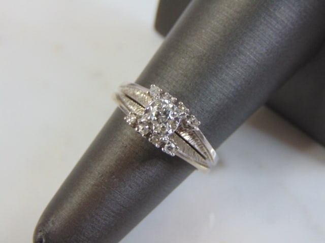 Womens 14K White Gold Diamond Engagement Ring Set: FOR SALE IS THIS VINTAGE ESTATE 14K WHITE GOLD DIAMOND ENGAGEMENT RING SET. THE RING IS A SIZE 5.5 AND WEIGHS 4.4g. THERE ARE ABOUT .29cts OF DIAMONDS. RING MAKES A BEAUTIFUL GIFT FOR THAT SOMEONE SPE