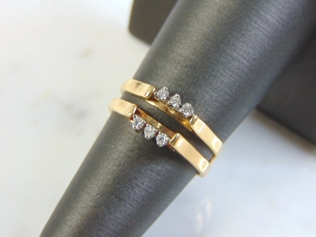 Vintage Estate Womens 14K Yellow Gold Diamond Ring: FOR SALE IS THIS VINTAGE ESTATE 14K GOLD DIAMOND RING. THE RING IS A SIZE 6.5 AND WEIGHS 3.5g. THERE ARE ABOUT .30cts OF DIAMONDS IN THIS RING. RING MAKES A BEAUTIFUL GIFT FOR THAT SOMEONE SPECIAL. AN