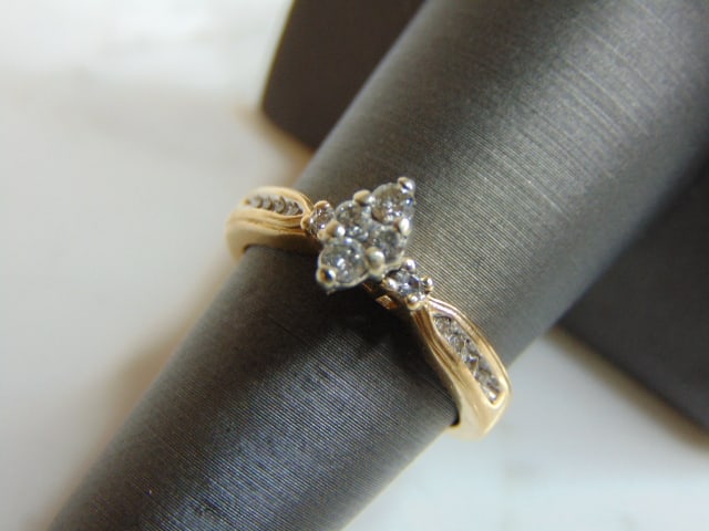 Vintage Estate Womens 14K Yellow Gold Diamond Ring: FOR SALE IS THIS VINTAGE ESTATE 14K GOLD DIAMOND RING. THE RING IS A SIZE 7.0 AND WEIGHS 3.9g. THERE ARE ABOUT .24cts OF DIAMONDS IN THIS RING. RING MAKES A BEAUTIFUL GIFT FOR THAT SOMEONE SPECIAL. AN