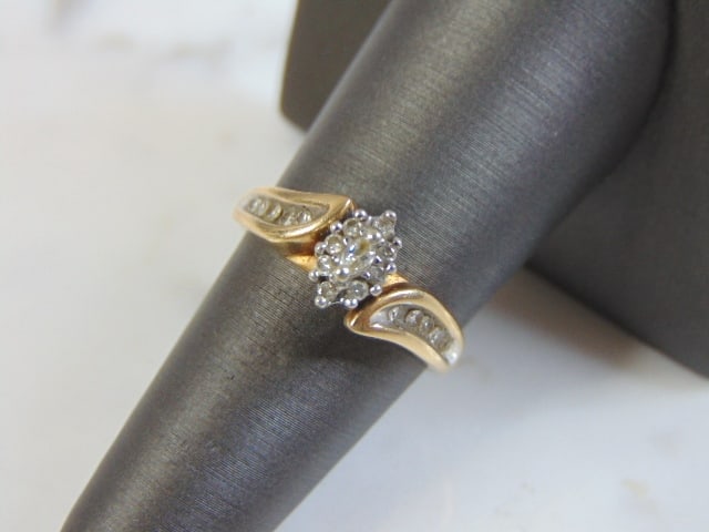 Womens Vintage Estate 10K Yellow Gold Diamond Ring: FOR SALE IS THIS LOVELY VINTAGE 10K YELLOW GOLD DIAMOND RING. THE DIAMOND IS ABOUT .59cts. THE TOTAL WEIGHT IS 4.0g, AND IS A SIZE 6.75. ANY QUESTIONS PLEASE DONT HESITATE TO ASK. BE SURE TO CHECK OUT
