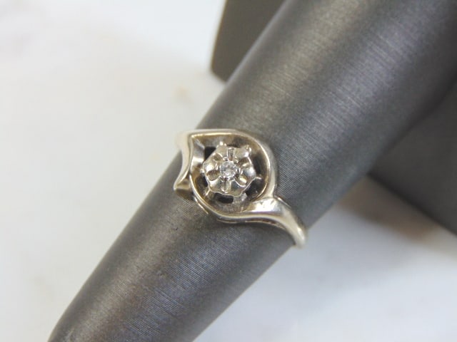 Womens Vintage Estate 10K White Gold Diamond Ring: FOR SALE IS THIS LOVELY VINTAGE 10K WHITE GOLD DIAMOND RING. THERE ARE ABOUT .03cts OF DIAMONDS . THE TOTAL WEIGHT IS 1.9g, AND IS A SIZE 6.25. ANY QUESTIONS PLEASE DONT HESITATE TO ASK. BE SURE TO CH