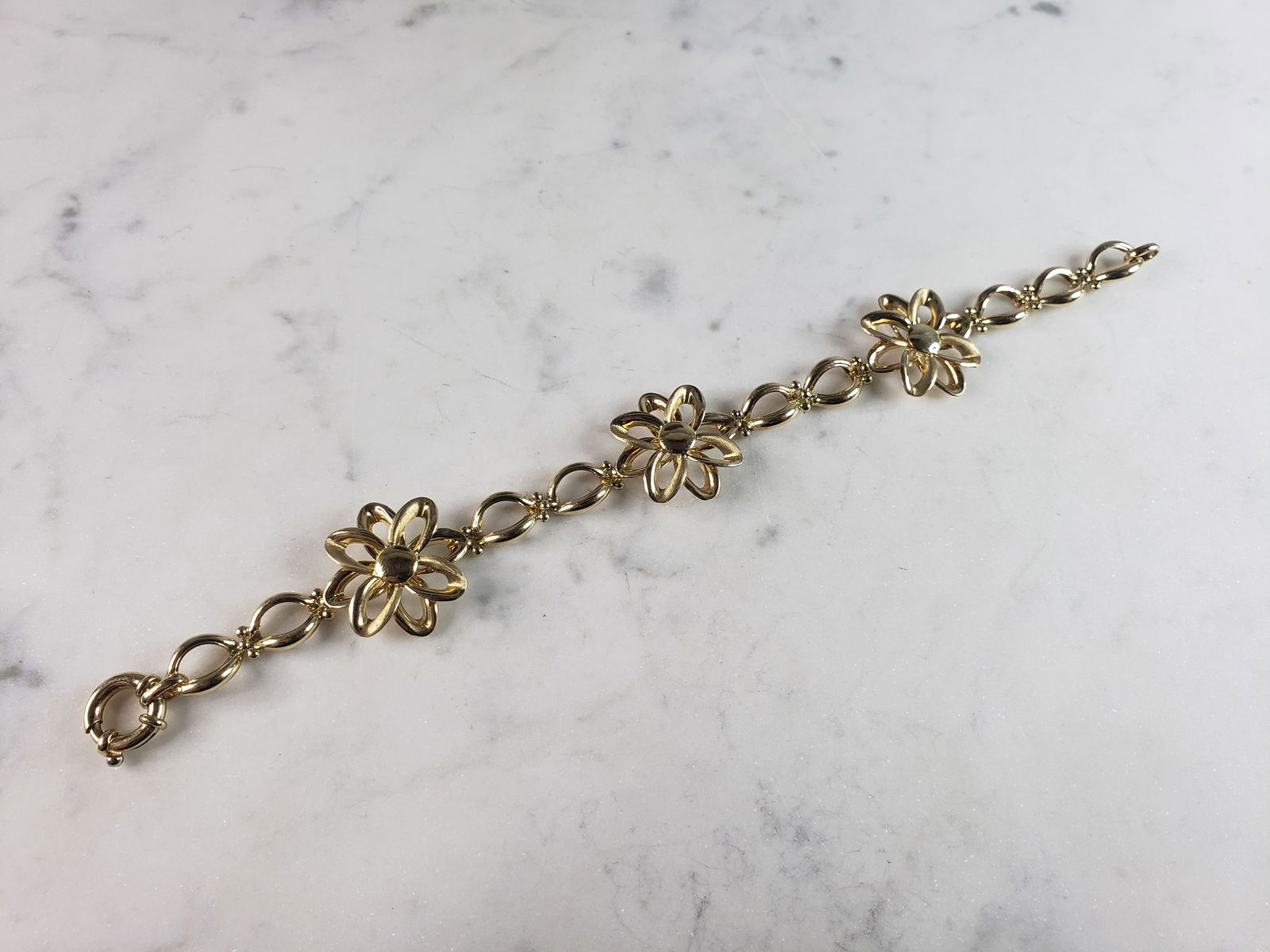 Womens Vintage Estate 14K Yellow Gold Flower Italian Bracelet: A WOMEN'S VINTAGE ESTATE 14K YELLOW GOLD FLOWER BRACELET THAT WAS MADE IN ITALY. THE BRACELET MEASURES 7 1/2" LONG BY ABOUT 7/8" WIDE, AND WEIGHS 9.9g. THIS WOULD MAKE A LOVELY GIFT AND IS A GREAT VAL
