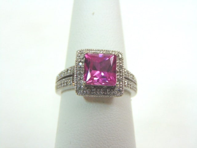 Womens Estate 10K White Gold Pink Sapphire Diamond Ring: FOR SALE IS THIS LOVELY WOMEN'S 10K WHITE GOLD RING WITH WHAT APPEARS TO BE A LARGE PINK SAPPHIRE STONE WITH DIAMOND ACCENTS. THE RING WEIGHS 3.9g, AND IS A SIZE 6.25. THERE ARE ABOUT .25cts OF DIAMON
