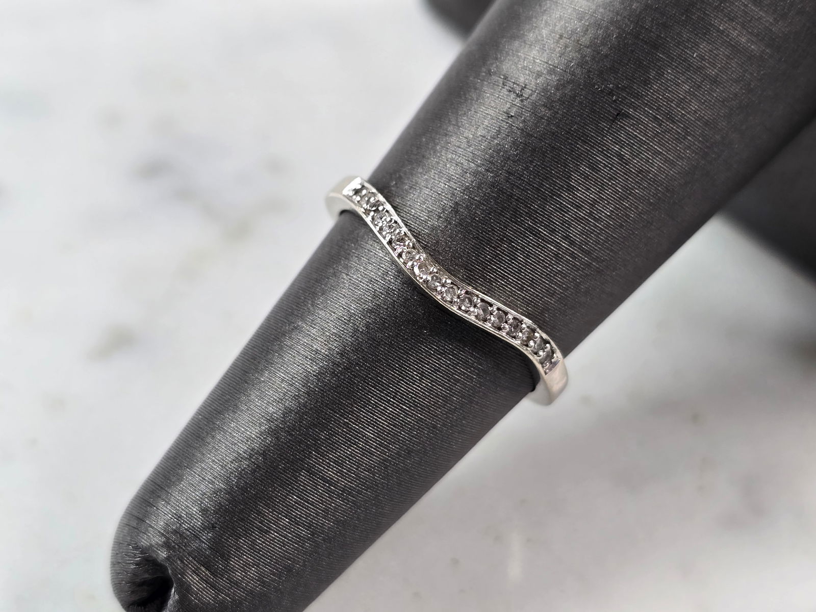 Womens Vintage Estate 10K White Gold Dazzling Rock Diamond Ring: A WOMENS VINTAGE ESTATE 10K WHITE GOLD DIAMOND RING MADE BY DAZZLING ROCK. THE TOTAL WEIGHT IS 1.1g, AND IS A SIZE 5.5. THERE ARE 17 TINY DIAMONDS IN THE RING. THE WIDTH OF THE RING IS 1/8". MAKES A G