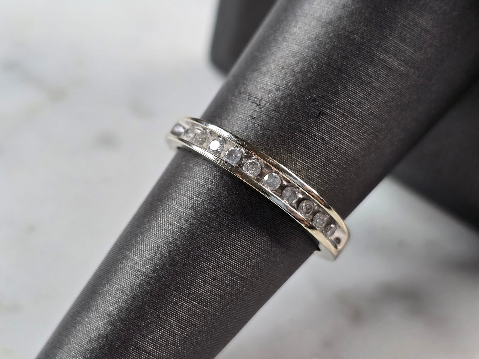 Womens Vintage Estate 10K White Gold Diamond Ring: A WOMENS VINTAGE ESTATE 10K WHITE GOLD DIAMOND RING. THE TOTAL WEIGHT IS 1.8g, AND IS A SIZE 7.0. THERE ARE 10 SMALL DIAMONDS IN THE RING. THE WIDTH OF THE RING IS 1/8". MAKES A GREAT GIFT FOR THAT SO