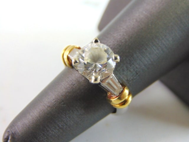 Womens Vintage Estate 14K Gold Platinum Ring: FOR SALE IS THIS VINTAGE ESTATE 14K GOLD CZ RING. THE RING IS A SIZE 5.5 AND WEIGHS 9.3g. RING IS MARKED "PLAT" WITH A MAKERS MARK "CP". ANY QUESTIONS, PLEASE ASK. BE SURE TO CHECK OUT SOME OF MY OTHE
